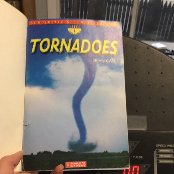 “ tornadoes” Scholastic science readers level 1 - Picture 9 of 14